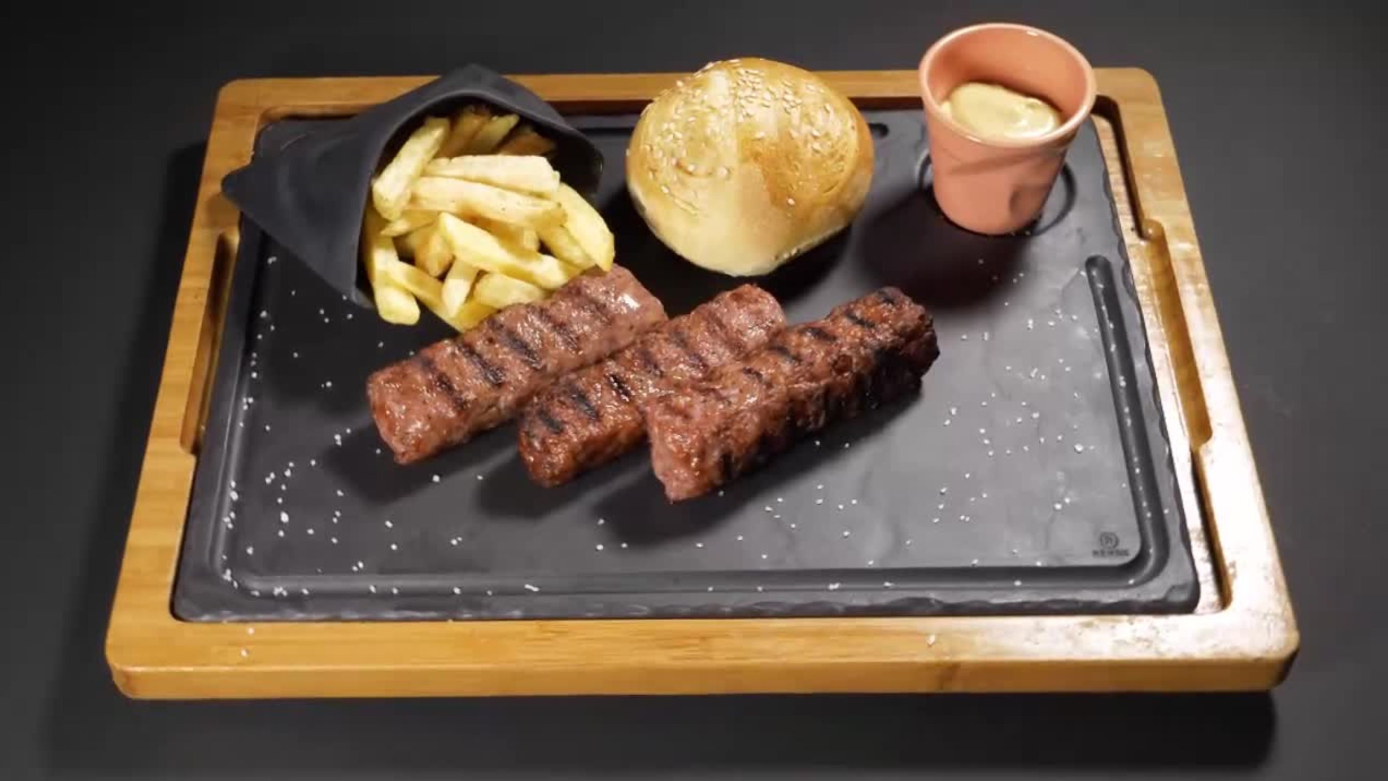 Preparate traditionale romanesti Mici savuroși la grătar cu cartofi pai, muștar  și chiflă